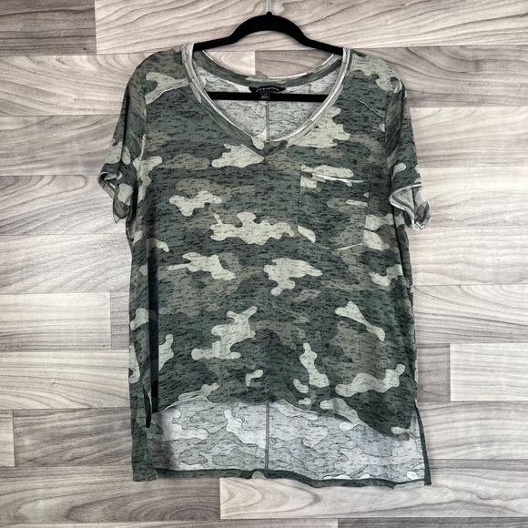 Rock & Republic T-Shirt Women XL Green Camouflage V-Neck Short Sleeve Hi-Low Hem - Picture 1 of 12